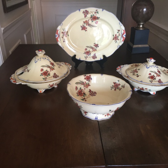 Footed covered round vegetable bowl (smaller cover) Royal Venton Ware - Picture 9 of 9